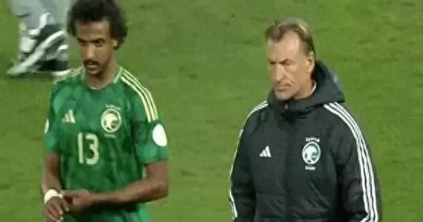 沙特防线坚固，成功挡住对手疯狂进攻