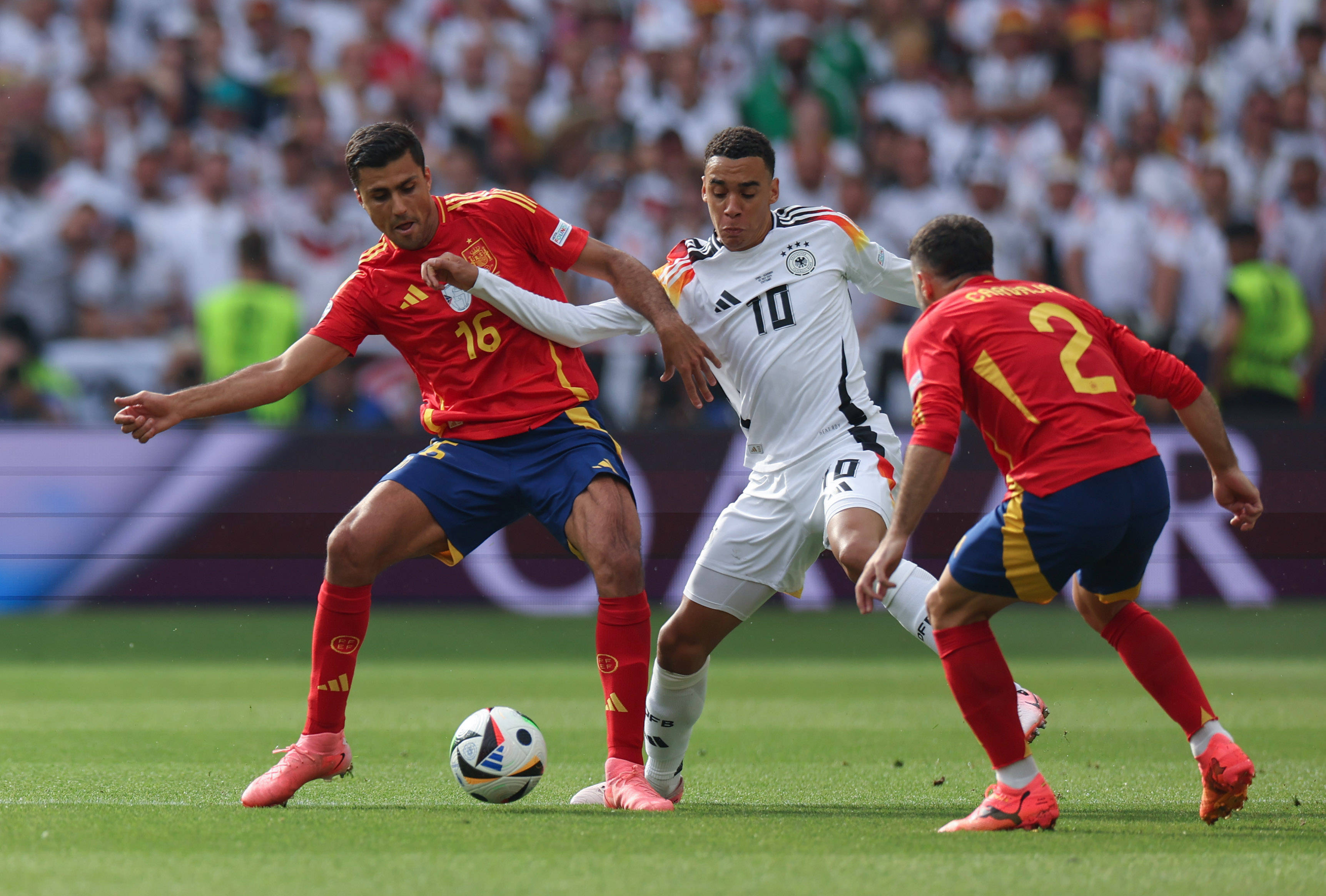 包含西班牙队历经激烈比拼，锁定欧国联席位的词条