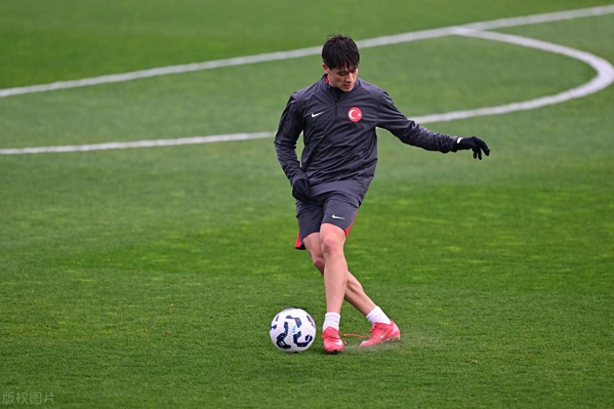 匈牙利选手庆祝胜利,士气高昂 匈牙利选手庆祝胜利,士气高昂