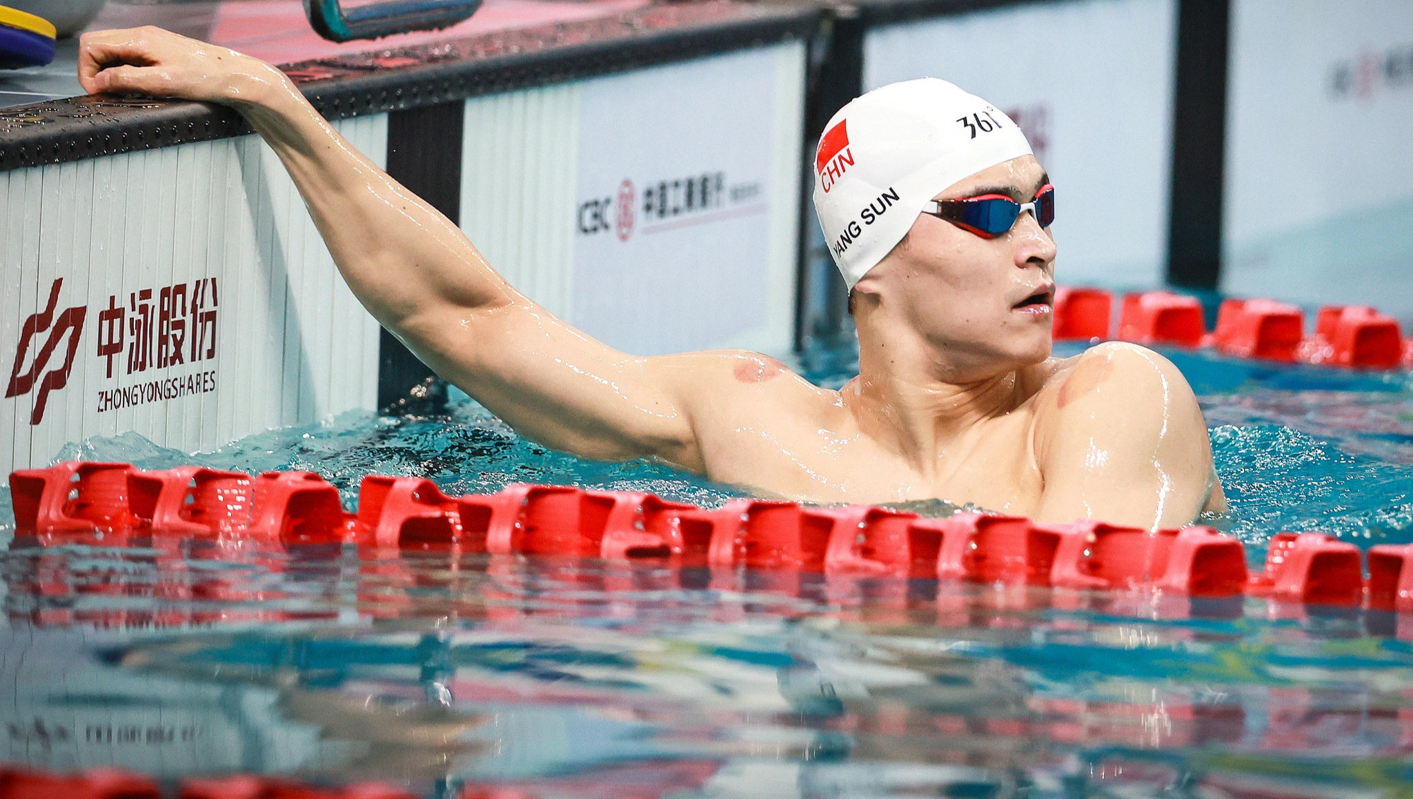 比利时代表队在游泳比赛中表现出色，夺得冠军