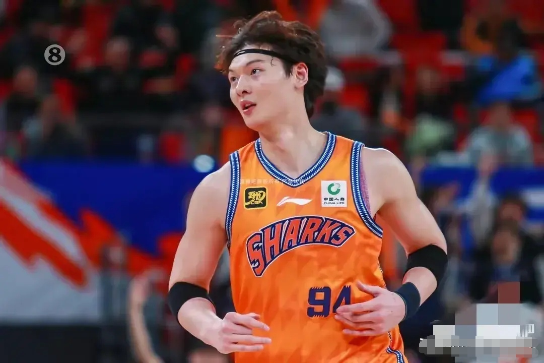 关于上海大鲨鱼队以微弱优势赢得比赛，巩固前四名位置的信息