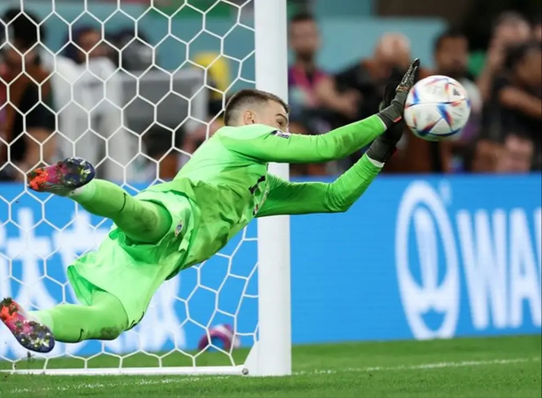 克罗地亚横扫巴西，格列兹曼点燃赛场