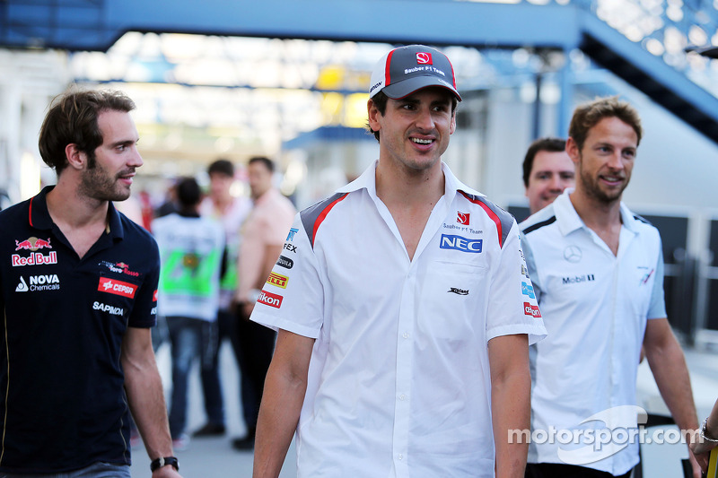 红牛二队逆转迈凯伦，塞恩斯高光表现