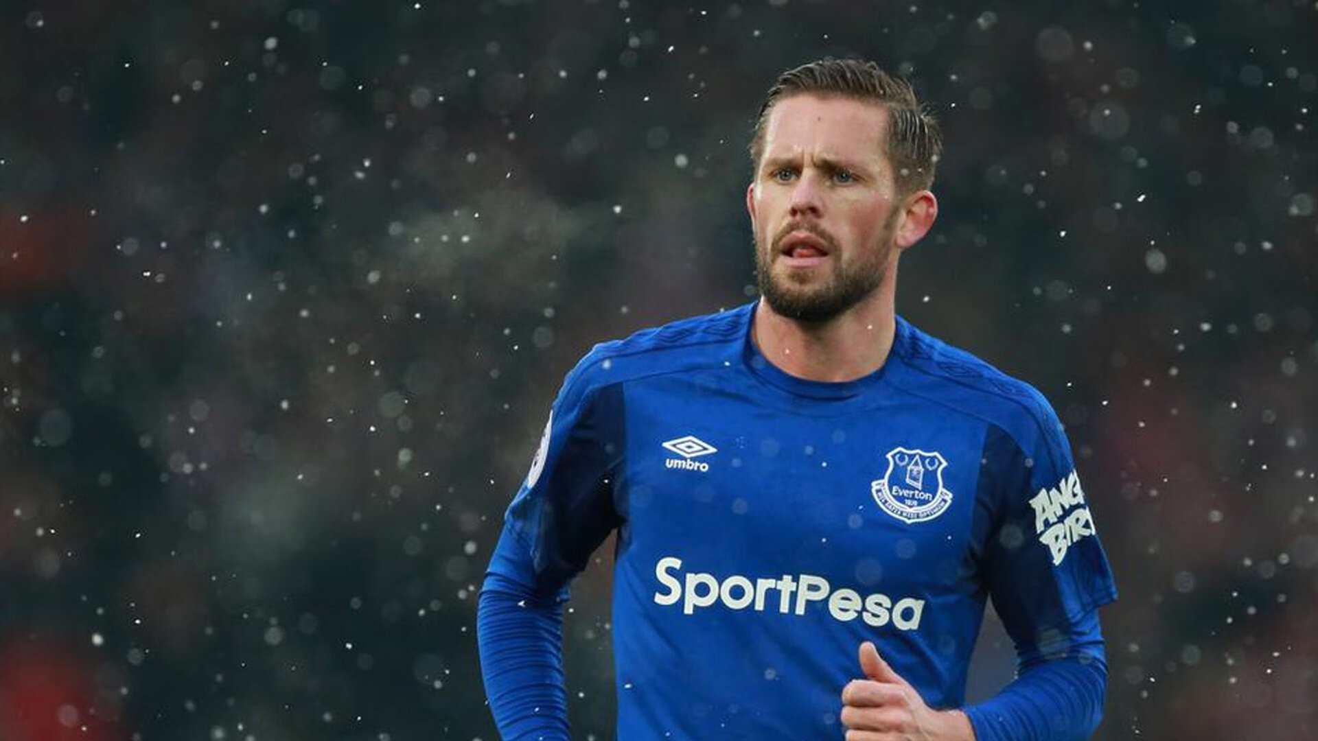 当啤酒洒满绿茵场,友谊赛中的铁血与战术